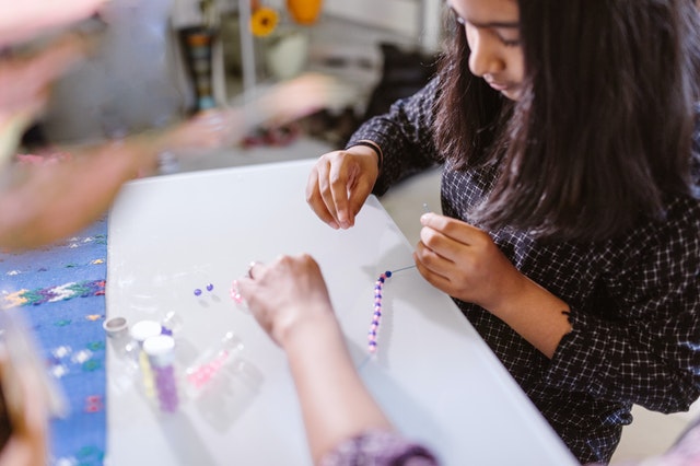 Vous pouvez apprendre à vos enfants à fabriquer leur propres bracelets de perles