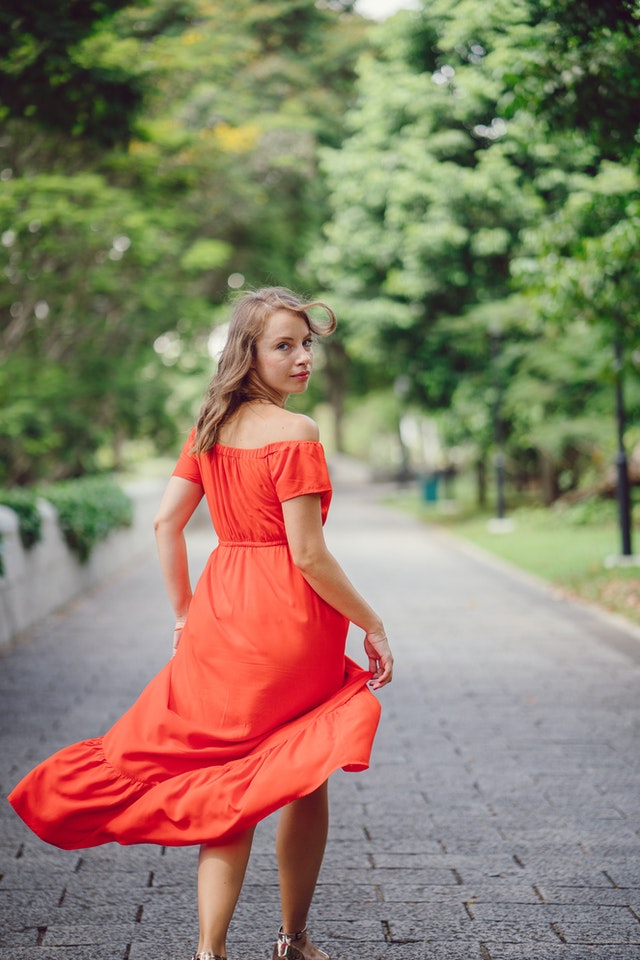 La robe rouge pour être élégante à un mariage