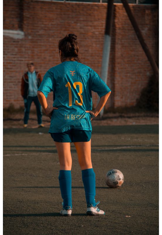 femme en maillot de football