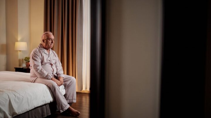 Homme portant un pyjama en satin dans une chambre